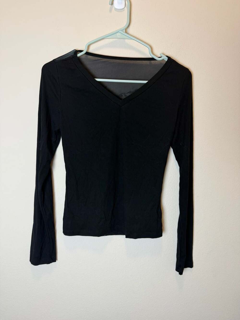 FunNJ Long Sleeve V-Neck Size L Black Top